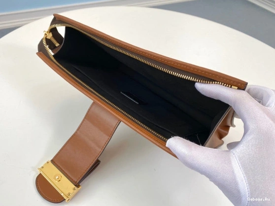 VUITTON LOUIS CHANELUTCH 0108